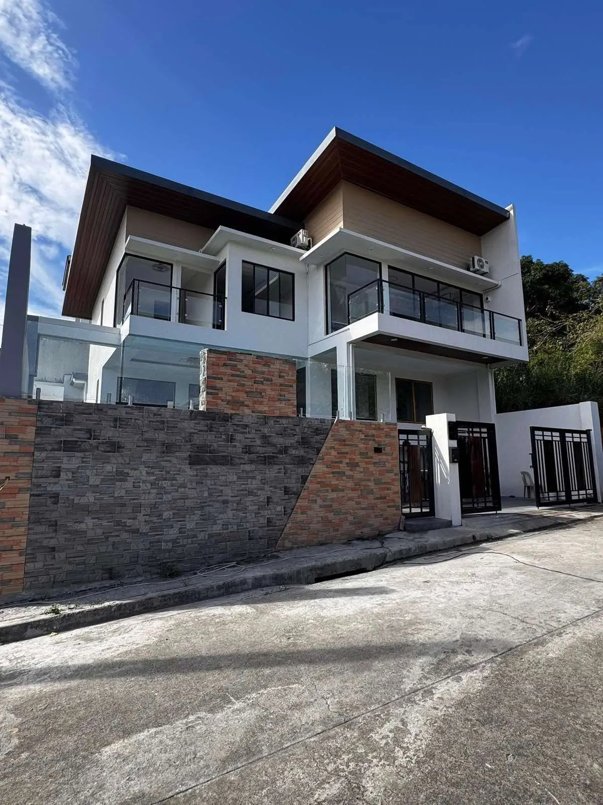 2 STOREY RESIDENCE - Main view